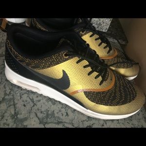 Black and gold stunner!! 😜